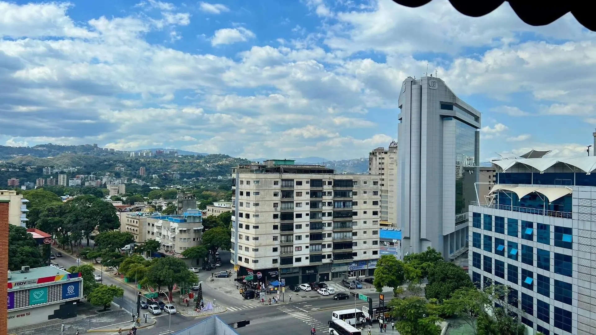 Av Los Dos Caminos Frente Al Cc Millennium Caracas Venezuela